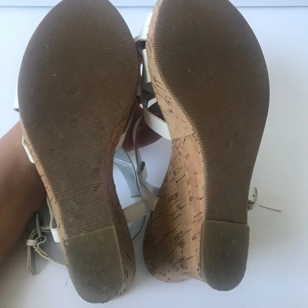 Guess‎ sandals
